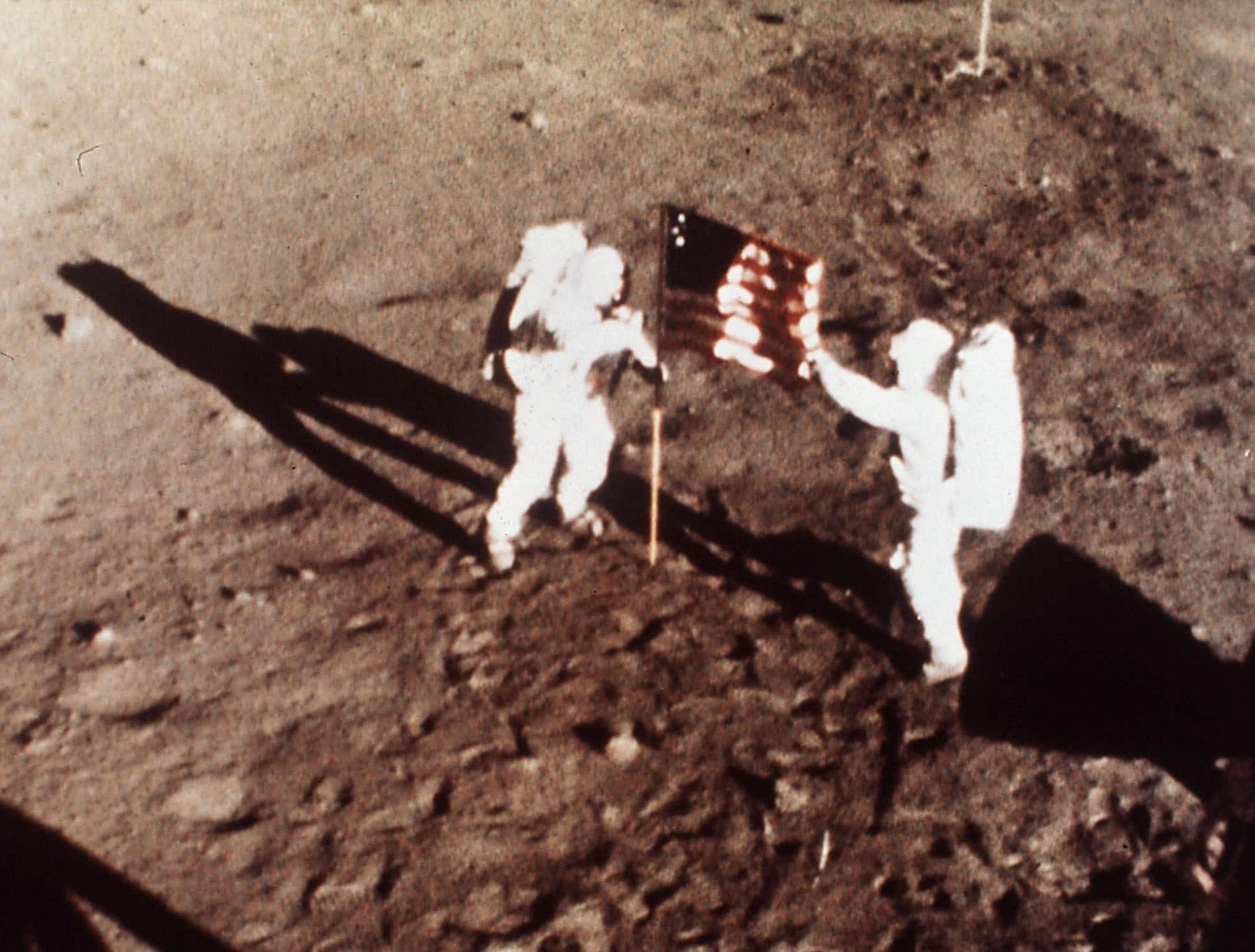 Neil Armstrong och Edwin E. Aldrin sätter den amerikanska flaggan på månen.