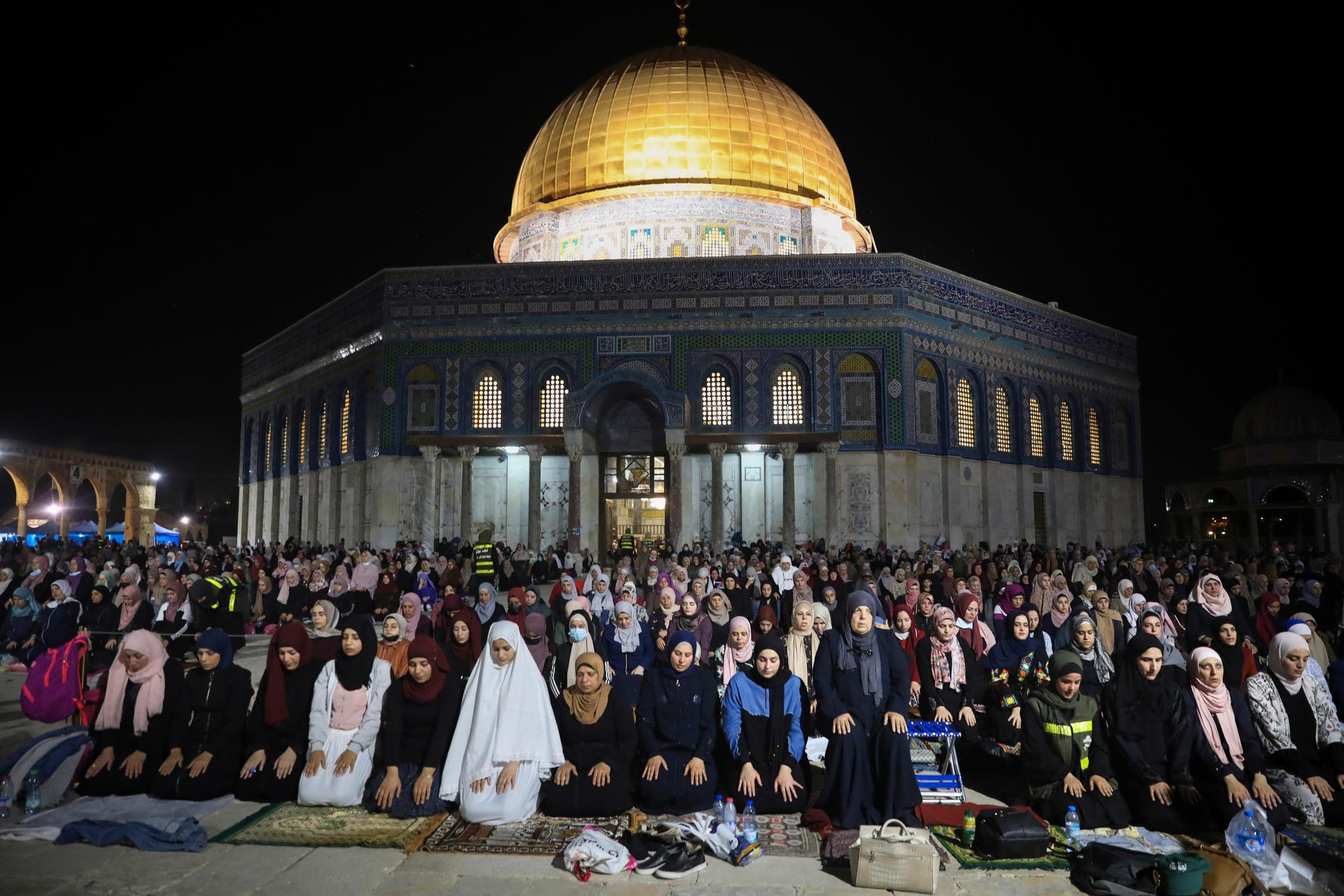 Palestinska muslimer ber framför klippkupolen vid al Aqsa-moskén i Jerusalems gamla stad under Laylat al-Qadr, lördag 8 maj 2021. Årets fastemånad har präglats av upptrappade våldsamheter i Jerusalem – staden där människor från tre religioner ska samsas om de heliga platserna.