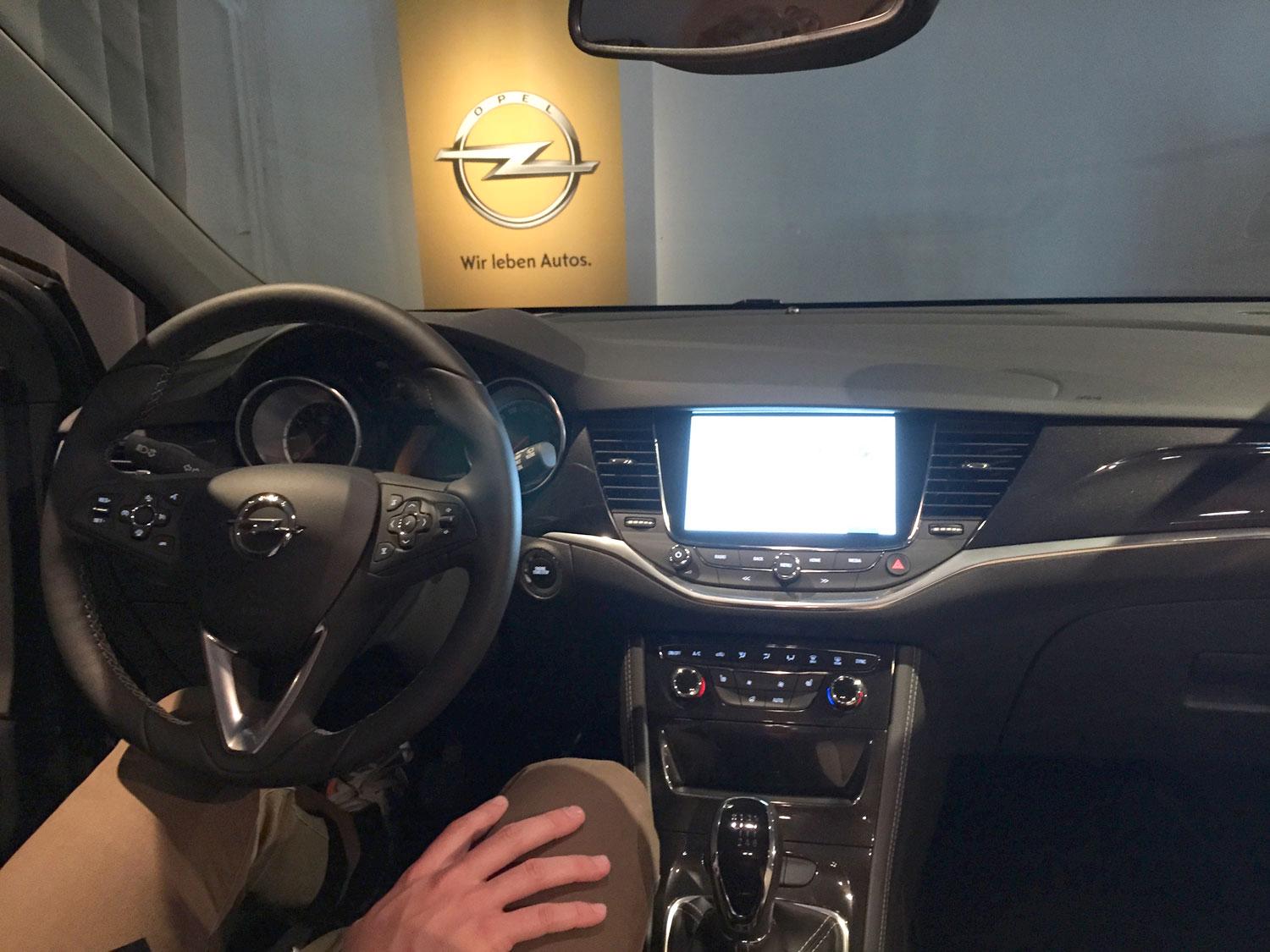 Mindre knappar och mer tydligt grupperade. Opel säger även att både Apple Carplay och Android Auto är kompatibla med bilen.