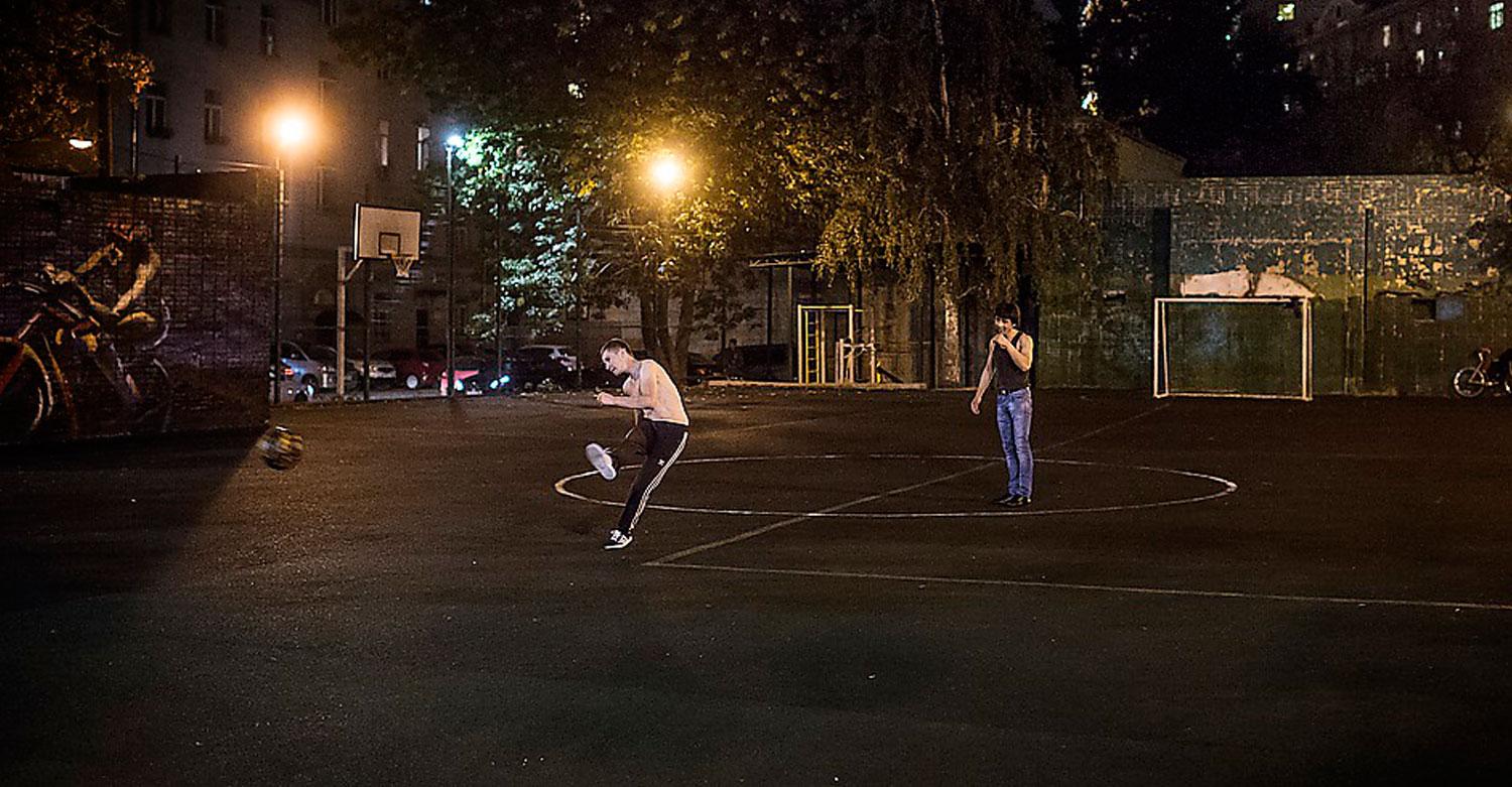 Några ungdomar spelar fotboll i centrala Moskva.
Foto: PONTUS ORRE