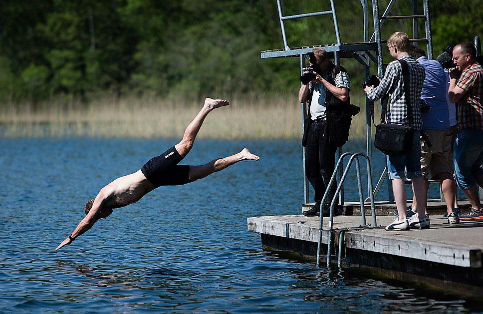 Emil Jönsson tar ett dopp efter ett tre timmar långt träningspass.