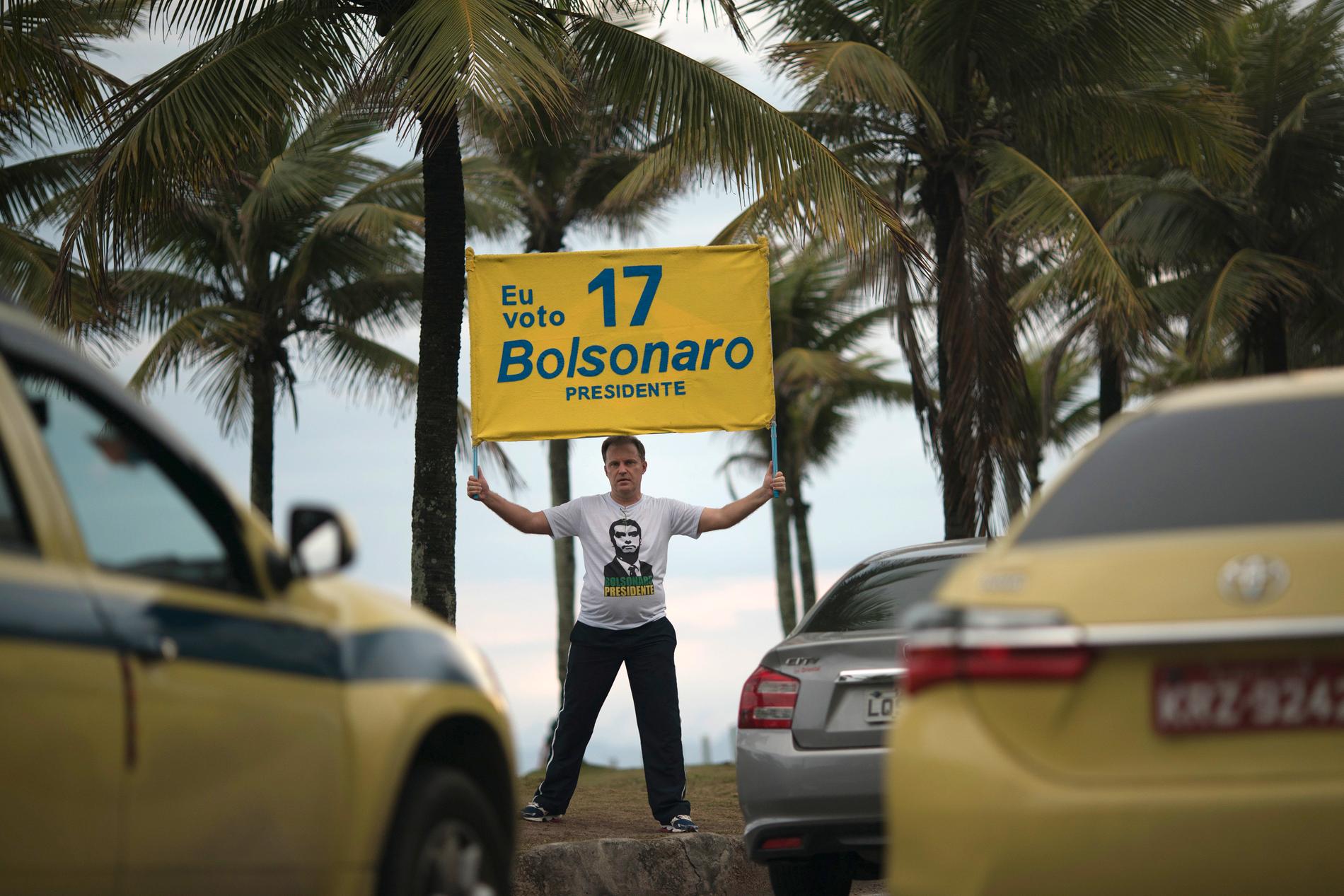 En anhängare till den högerextreme presidentkandidaten Jair Bolsonaro utanför dennes hem i Rio de Janeiro.