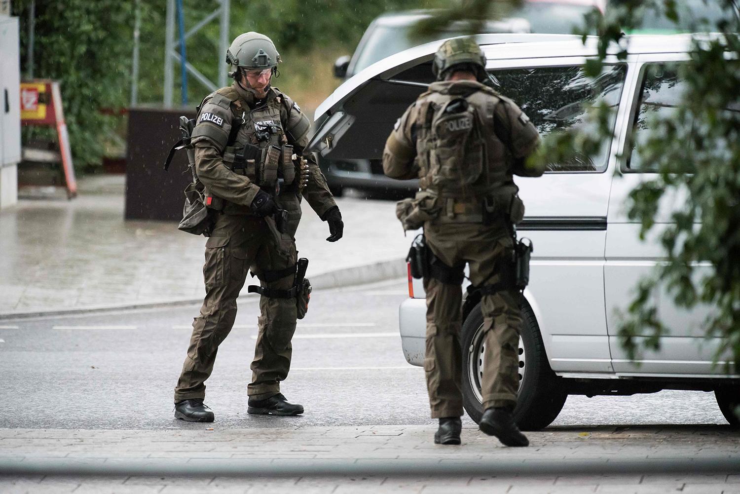 Polisen i München uppmanade folk att hålla sig borta från gatorna.