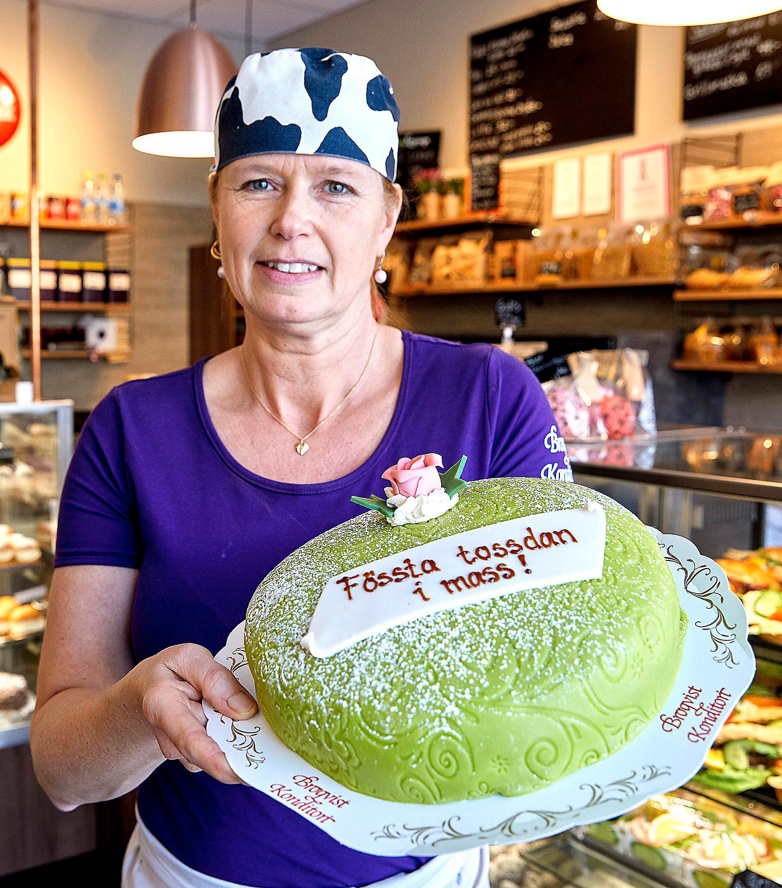  I dag är det smålänningarnas egen ”nationaldag” där det snarare är den småländska dialekten som hyllas. Och självklart firas ”fössta tossdan i mass” med en tårta med ”massipan”. På bild Ingela  Broquist, konditor i Växjö.