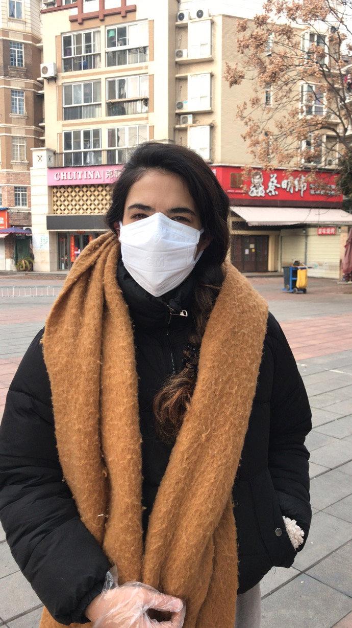 Angelica Kristiansson Herrera bär både plasthandskar och munskydd när hon rör sig utomhus.