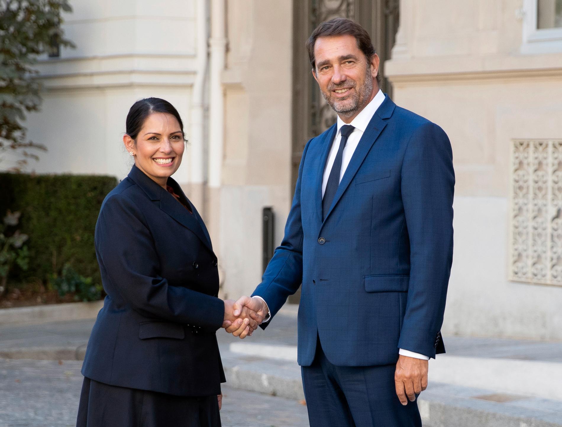 Inrikesministrarna Priti Patel, Storbritannien, och Christophe Castaner, Frankrike, möttes på torsdagen.