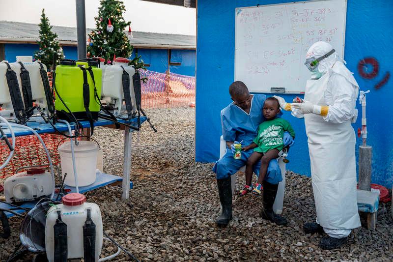 Skänker hopp. Momo, 25, känner tacksamhet för att han har överlevt. Nu ger han tillbaka genom att ingjuta hopp hos de sjuka barnen på kliniken. Han leker med dem, tröstar och ger närhet. Eftersom han numera är immun mot ebola behöver han inga skyddskläder.