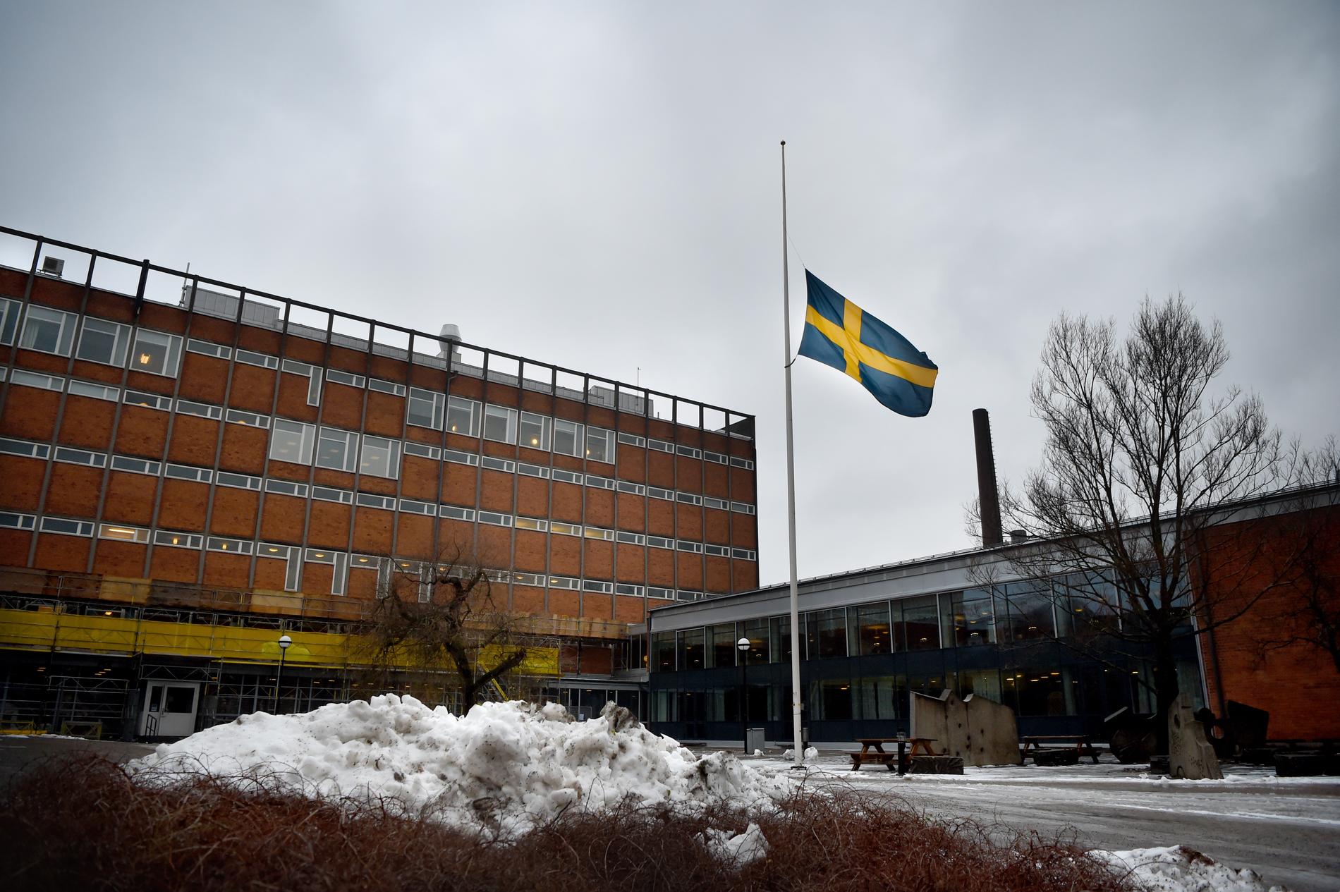 En flagga på halv stång vid Enskede gårdsgymnasium i södra Stockholm.