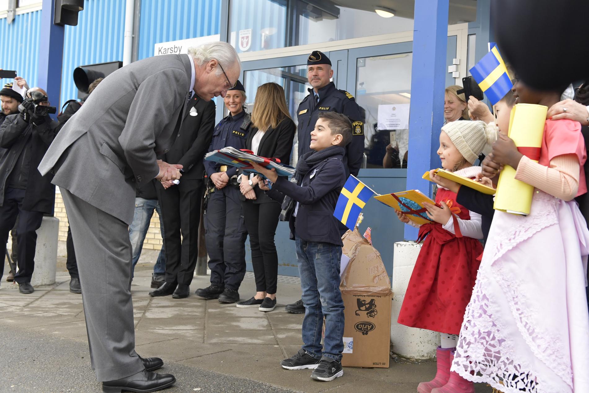 Kung Carl XVI Gustaf besökte på onsdagen Karsby International School i Norsborg i Botkyrka utanför Stockholm. Han fick bland annat höra om skolans våldsförebyggande arbete.