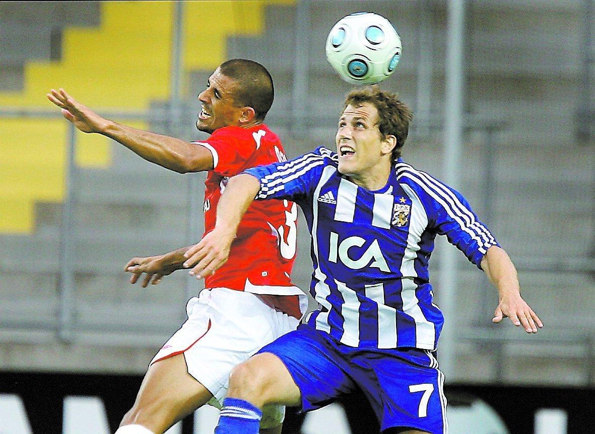 Tobias Hysén i kamp med Tel Aviv-spelare.