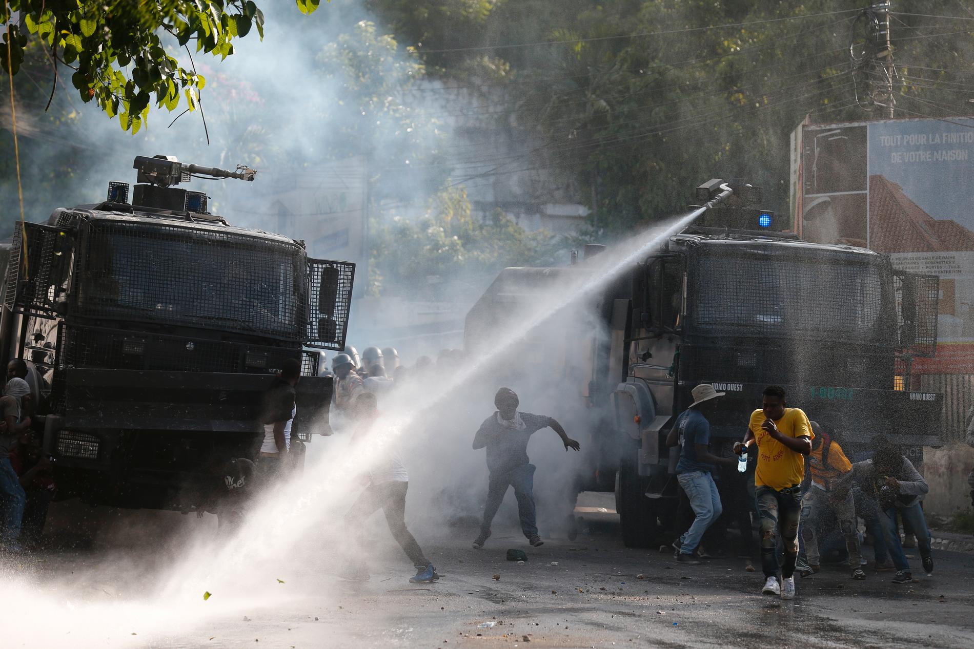 Demonstranter och polis drabbade samman i Port-au-Prince.