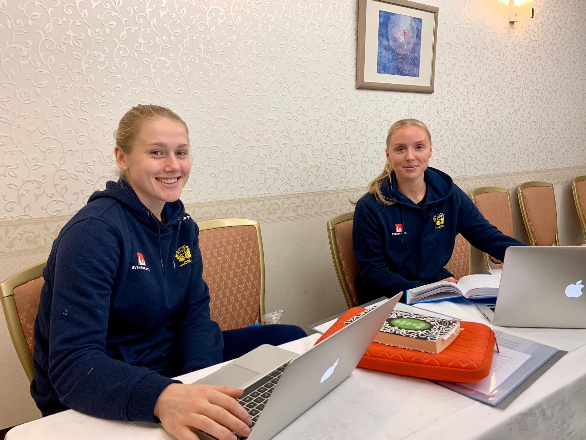 Emma Lindqvist och Mathilda Lundström pluggar (nästan) varje dag på VM.