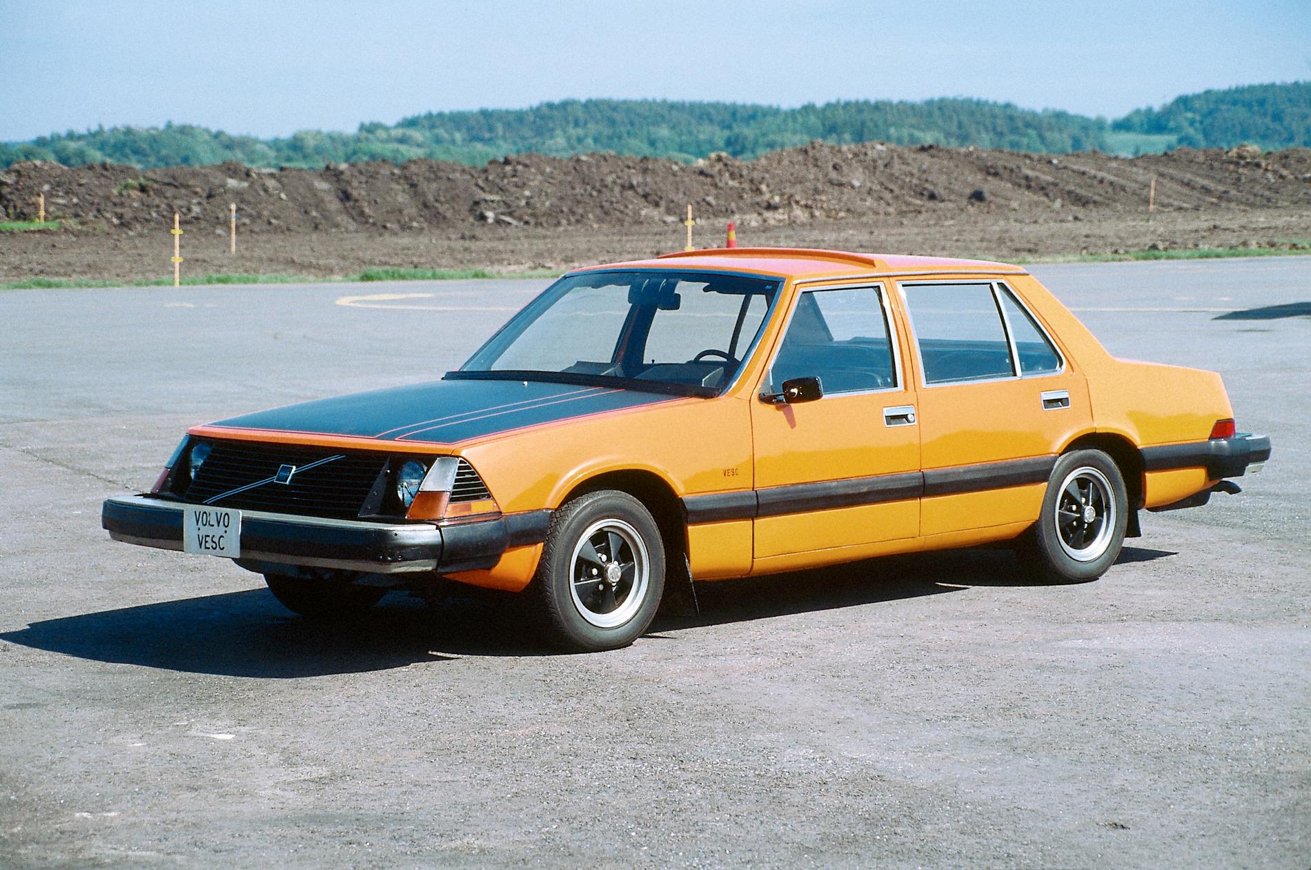 Volvo VESC var föregångaren till Volvo 240. Notera den den synliga balken över taket. Den hade även backkamera, redan 1972, men bilen var endast ett koncept.
