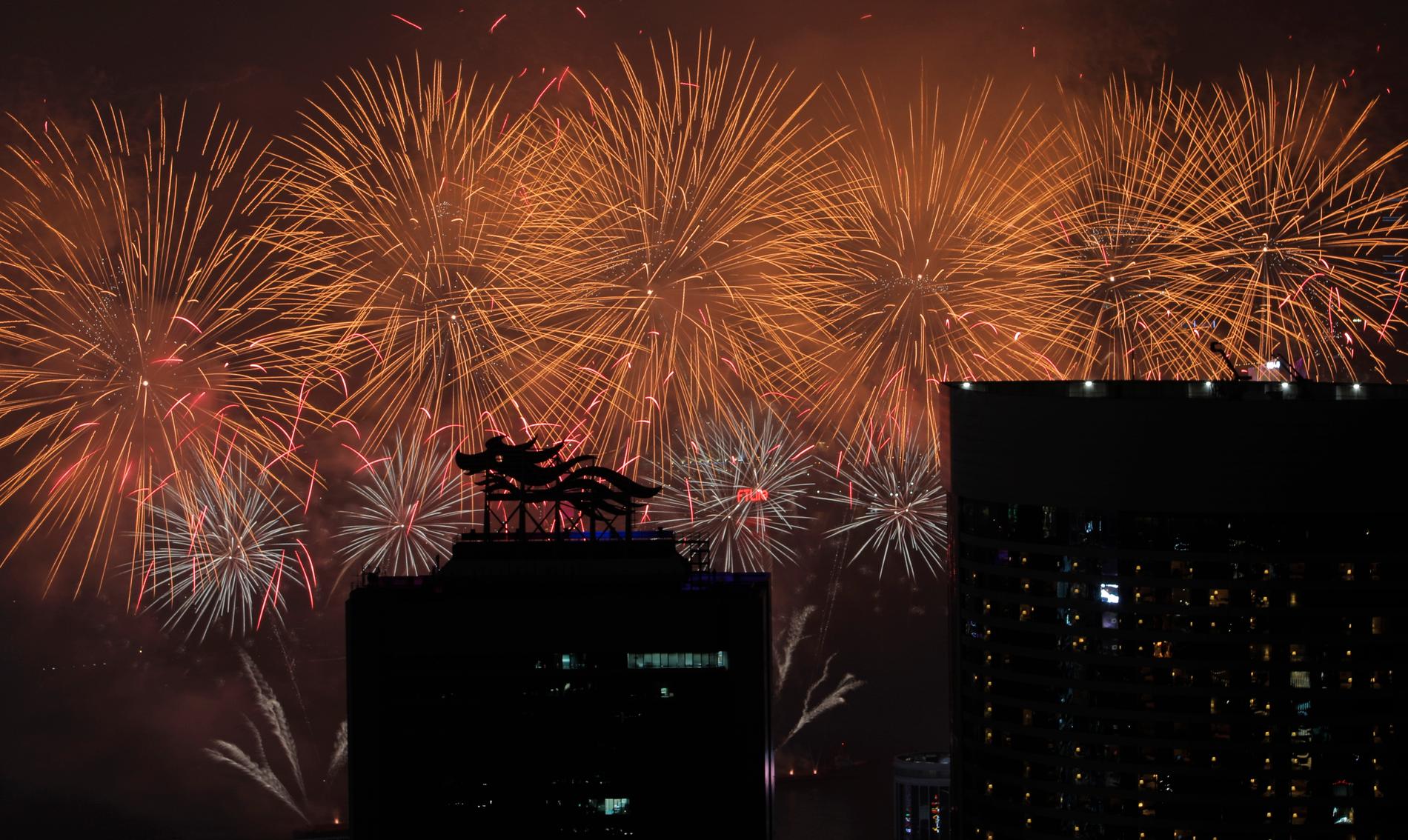 Fyrverkerier över Victoria Harbour i Hongkong under firandet av det kinesiska nyåret 2019. Arkivbild.