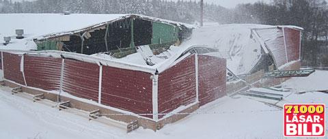 Taket till Valldahallen i Kungsbacka störtade samman. Klicka på bilden för större version.