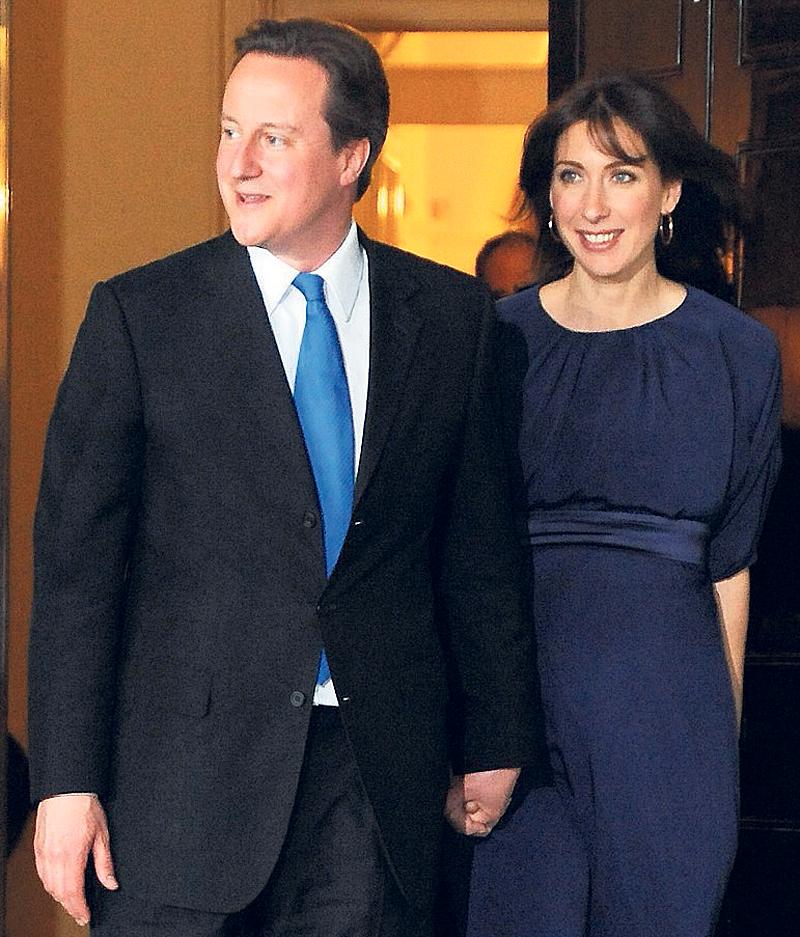 Flyttar in David och Samantha Cameron vid sitt nya hem, 10 Downing street. I Cameron får britterna en ledare som är sprungen ur aristokratin och påminner om det förflutna.