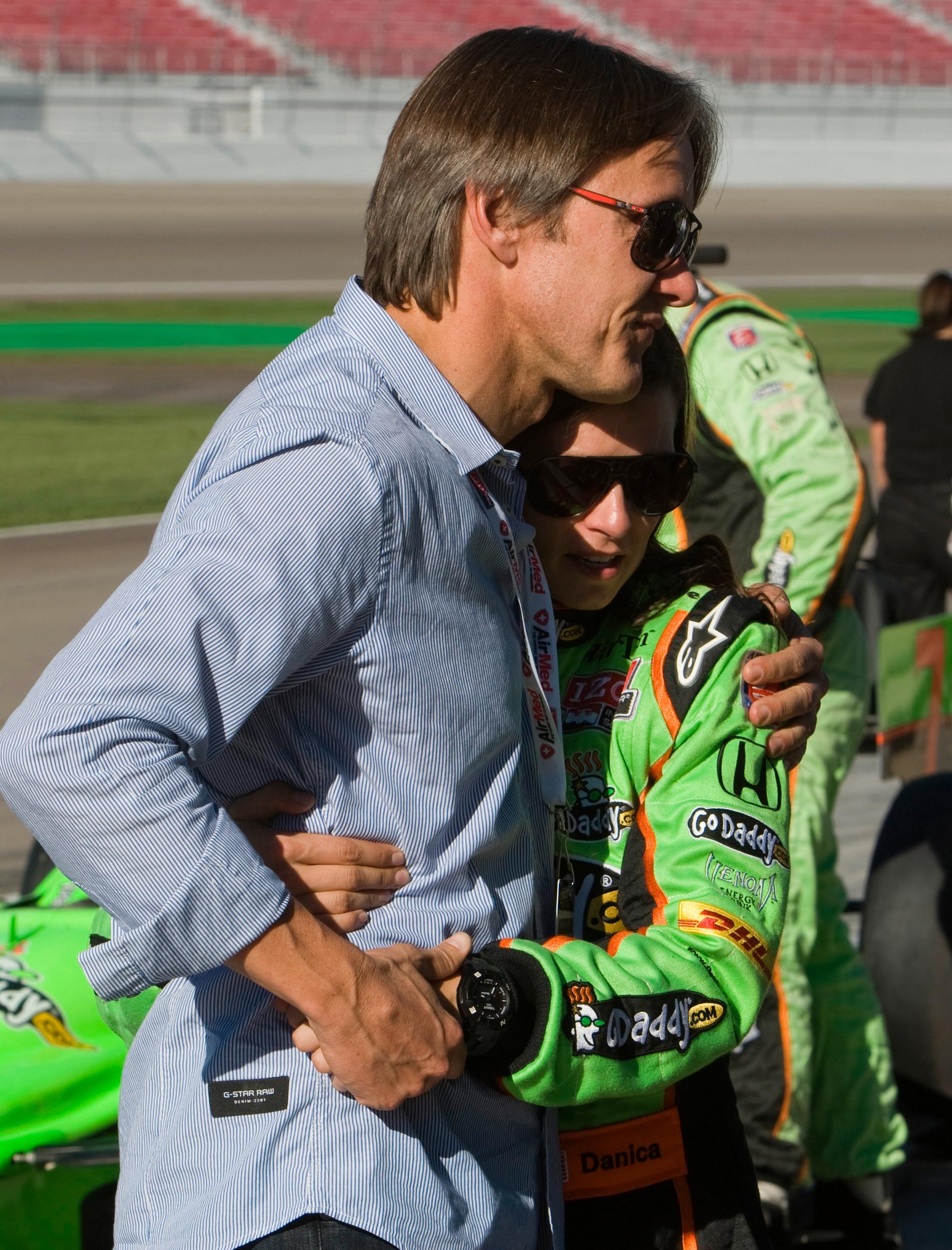 Mexikanske racerföraren Adrian Fernandez kramar om racingstjärnan Danica Patrick.