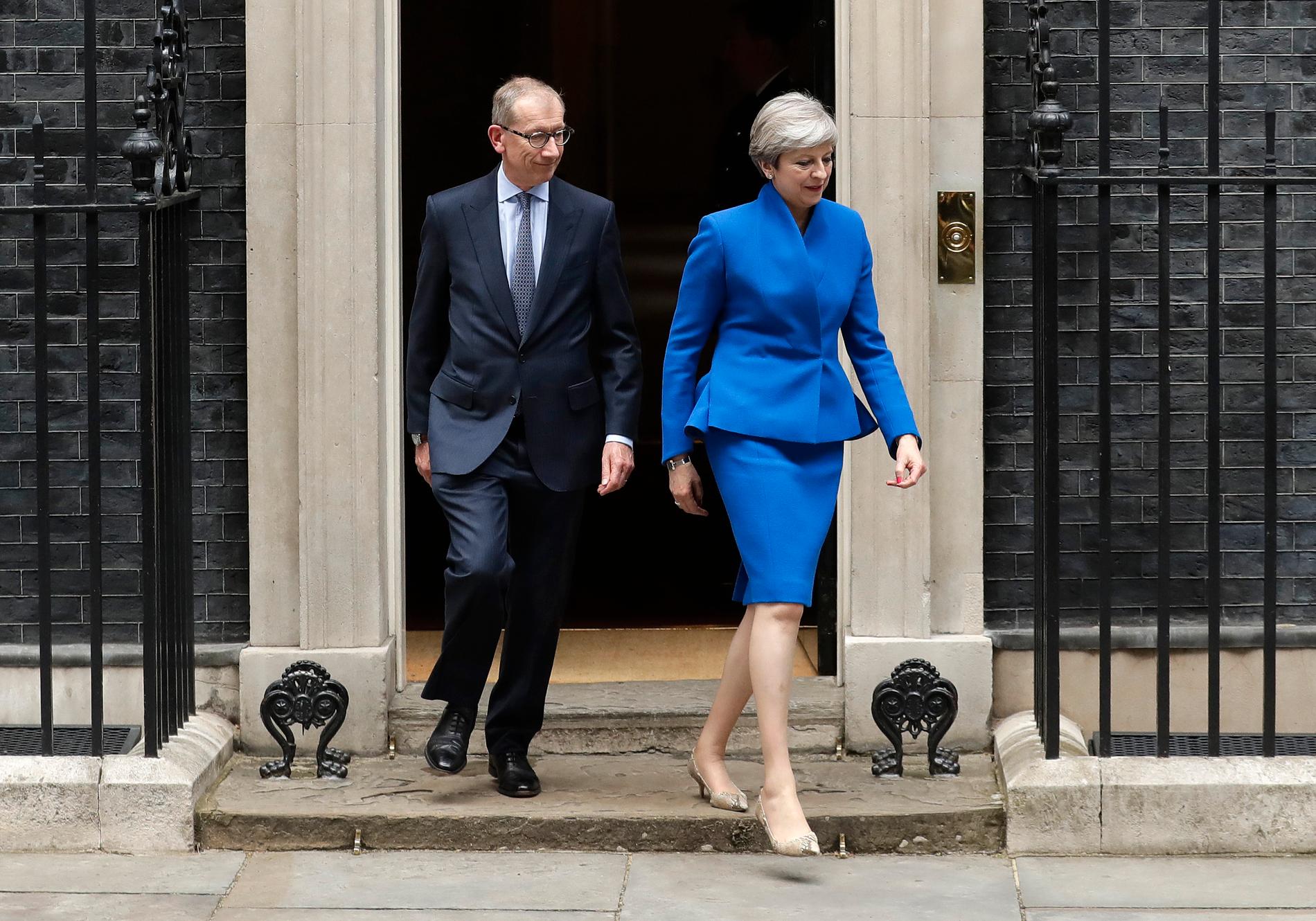Theresa May och maken Philip lämnar 10 Downing street i London för att besöka drottning  Elizabeth II och be om tillstånd att bilda regering.