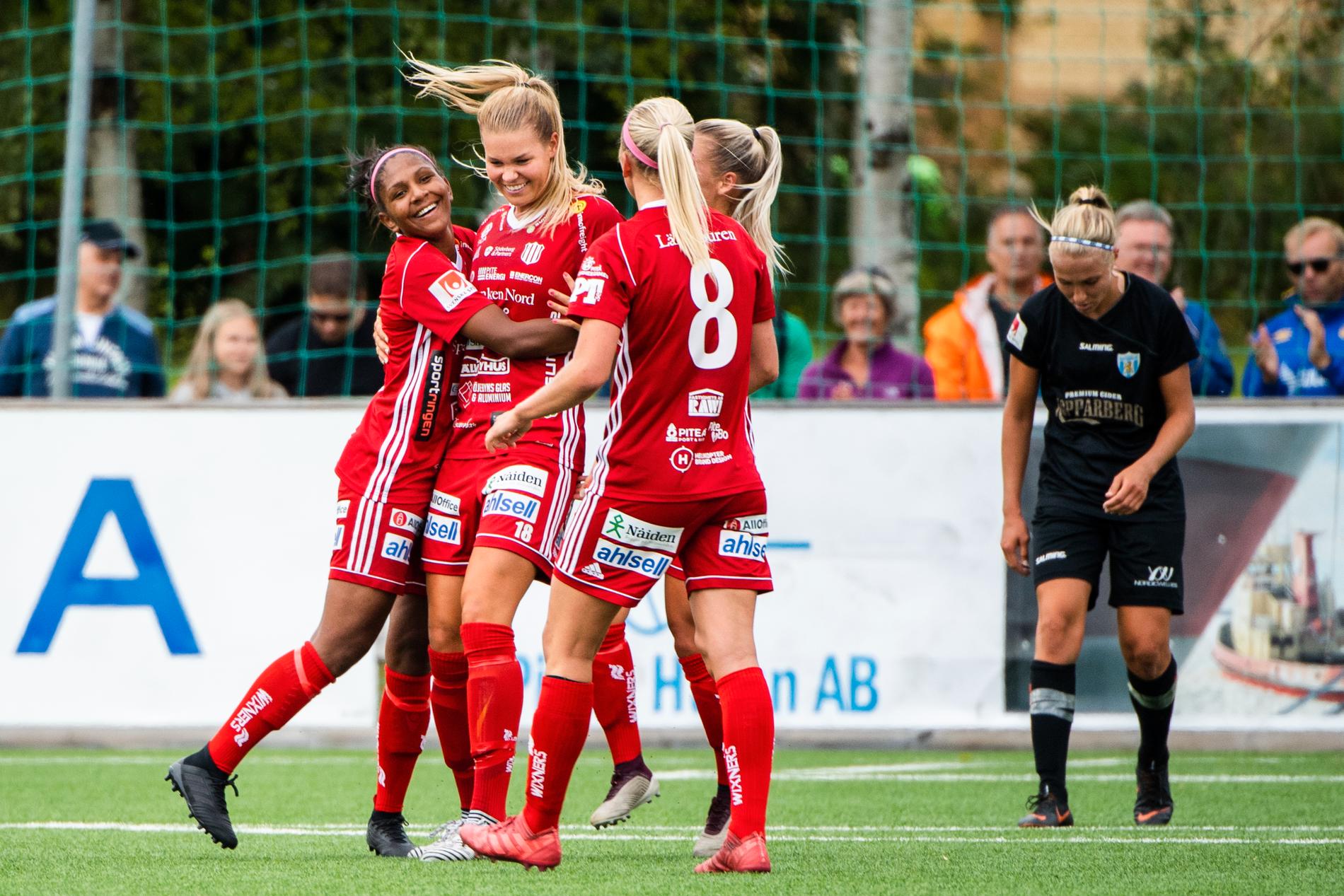 Nina Jakobsson, mitten, gjorde två mål i helgens match.