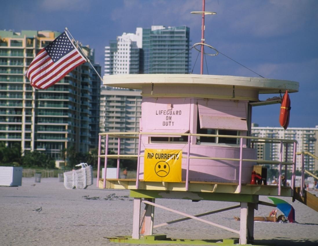 Hela Miami badar i art deco-arkitektur, till och med badvaktstornen.
