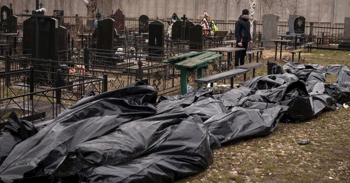 Kroppar väntar på att begravas vid kyrkogården i Butja. 
