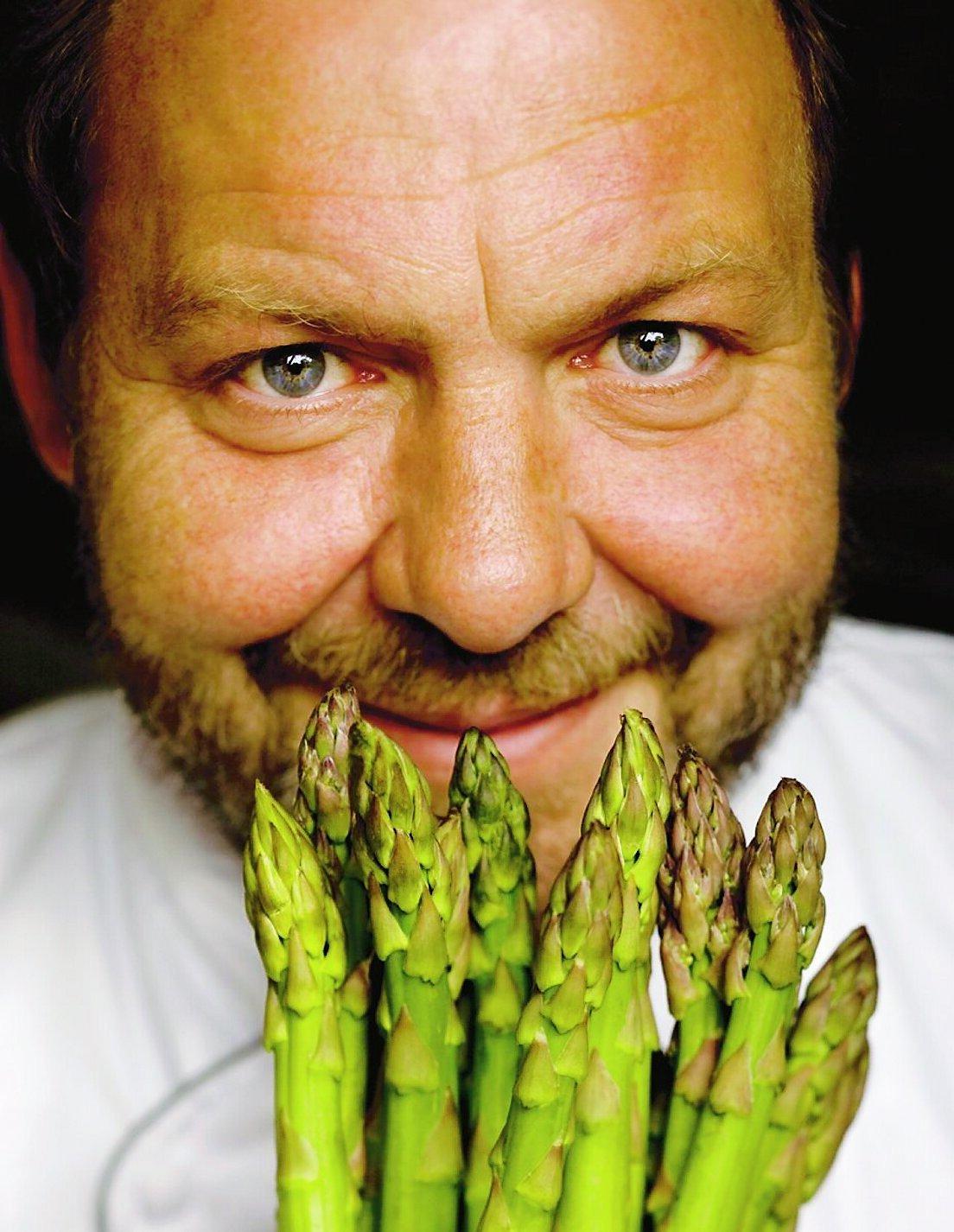 Jürgen Grossmann är en av de som introducerade färsk vit sparris i Sverige. Han är kökschef på restaurang GQ i Stockholm.
