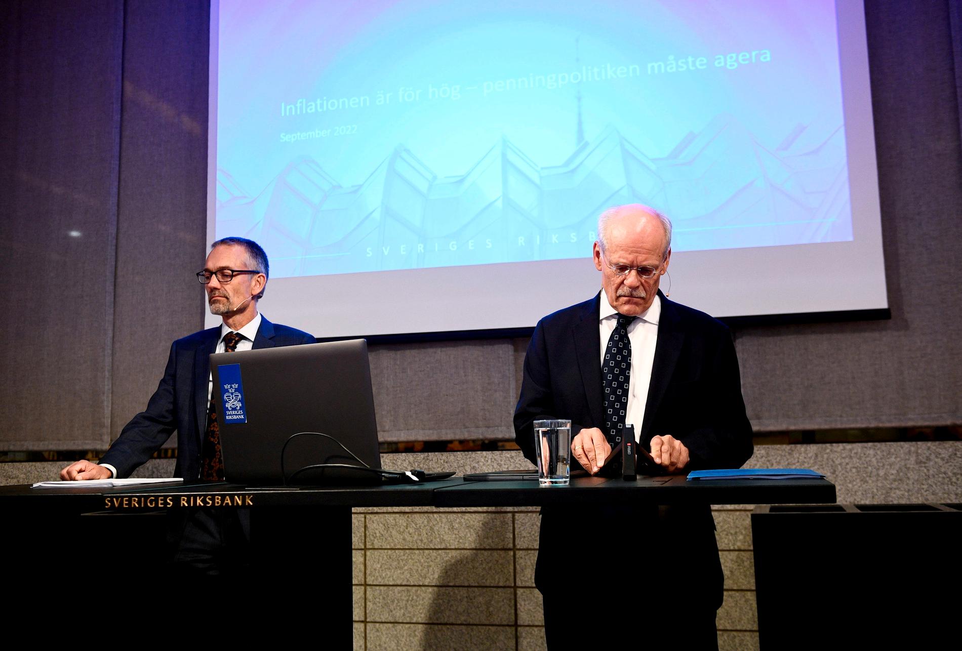 Jesper Hansson, chef för avdelningen för penningpolitik, och riksbankschef Stefan Ingves på pressträffen.