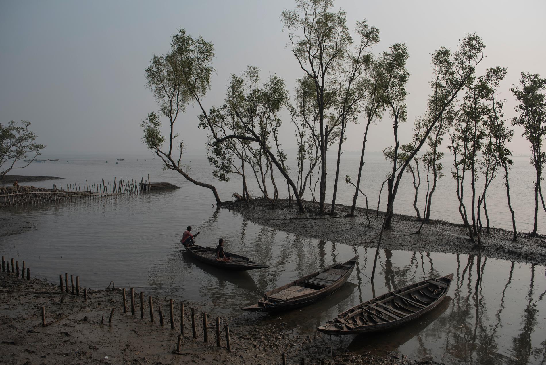 Ön Gabura i södra Bangladesh håller på att försvinna. Havsnivåhöjningen tillsammans med erosion är bara några av orsakerna till att öns tiotusentals invånare ser deras hem långsamt försvinna.