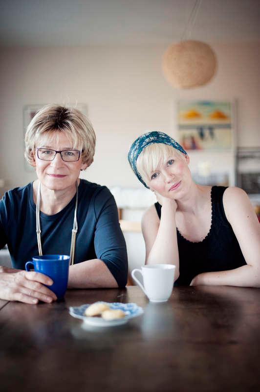Författaren Ester Roxberg (till höger) skriver fenomenalt om sin inre strid när pappa Åke (till vänster) blev Ann-Christine.