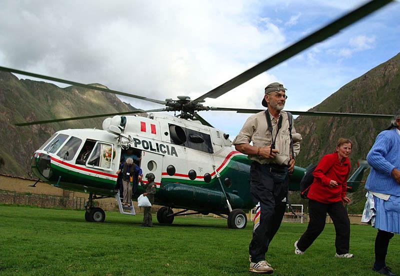 Utländska turister evakuerades från Machu Picchu med helikopter till Cusco.