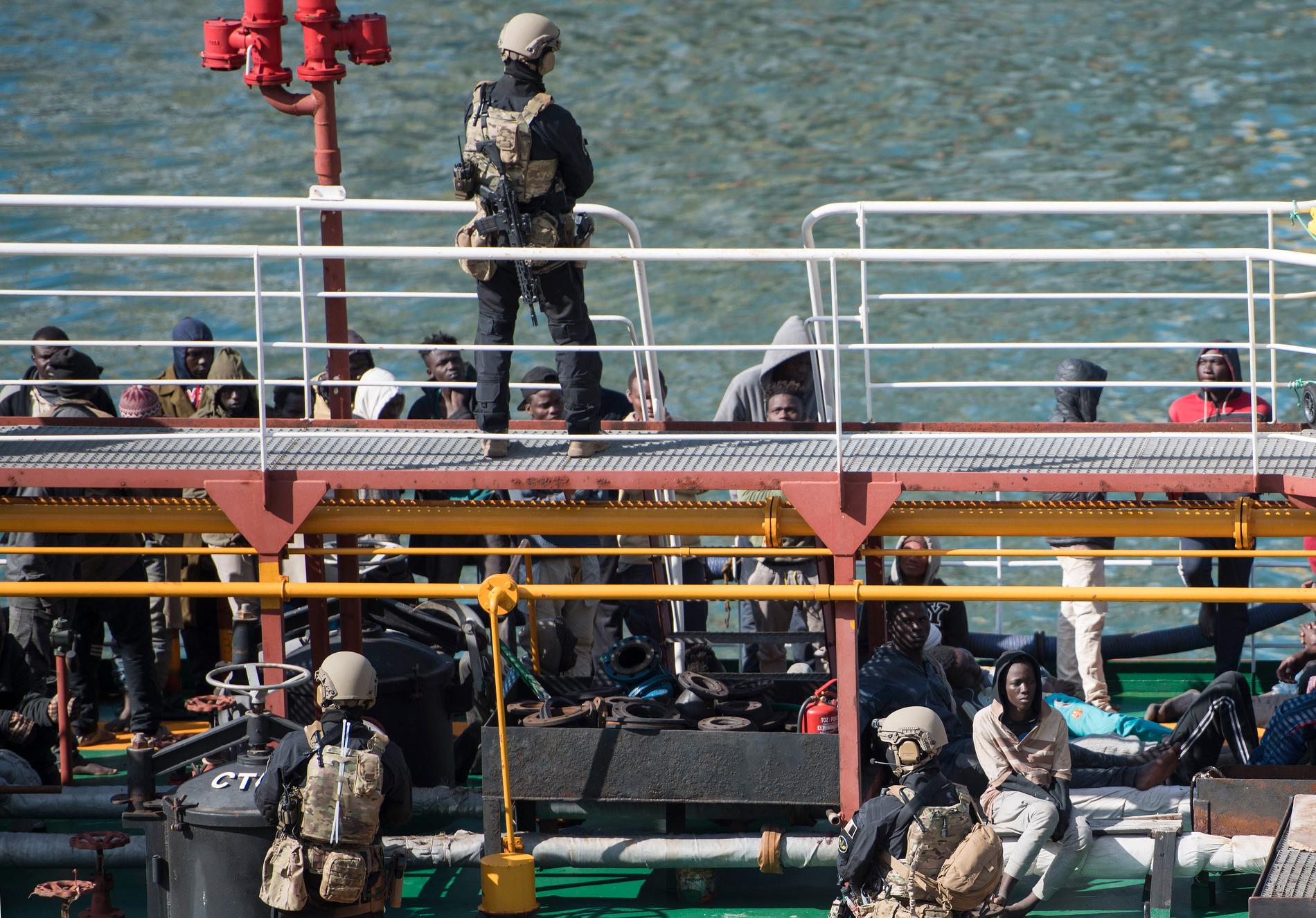 Maltesiska specialstyrkor ombord på handelsfartyget som kapats av migranter.