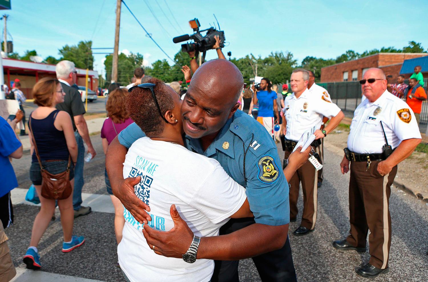 Kapten Ronald Johnson från polisen i Missouri kramar om Angela Whitman.