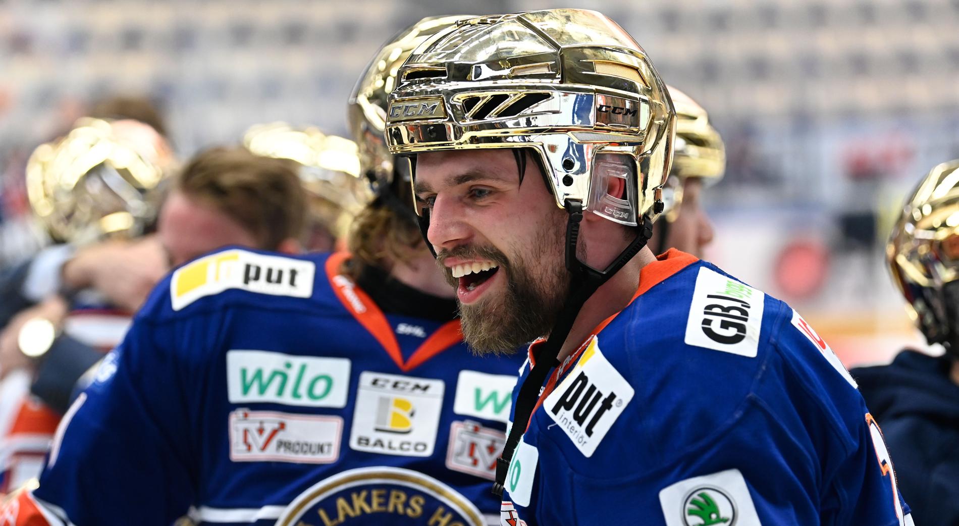 Emil Pettersson firar guldet.