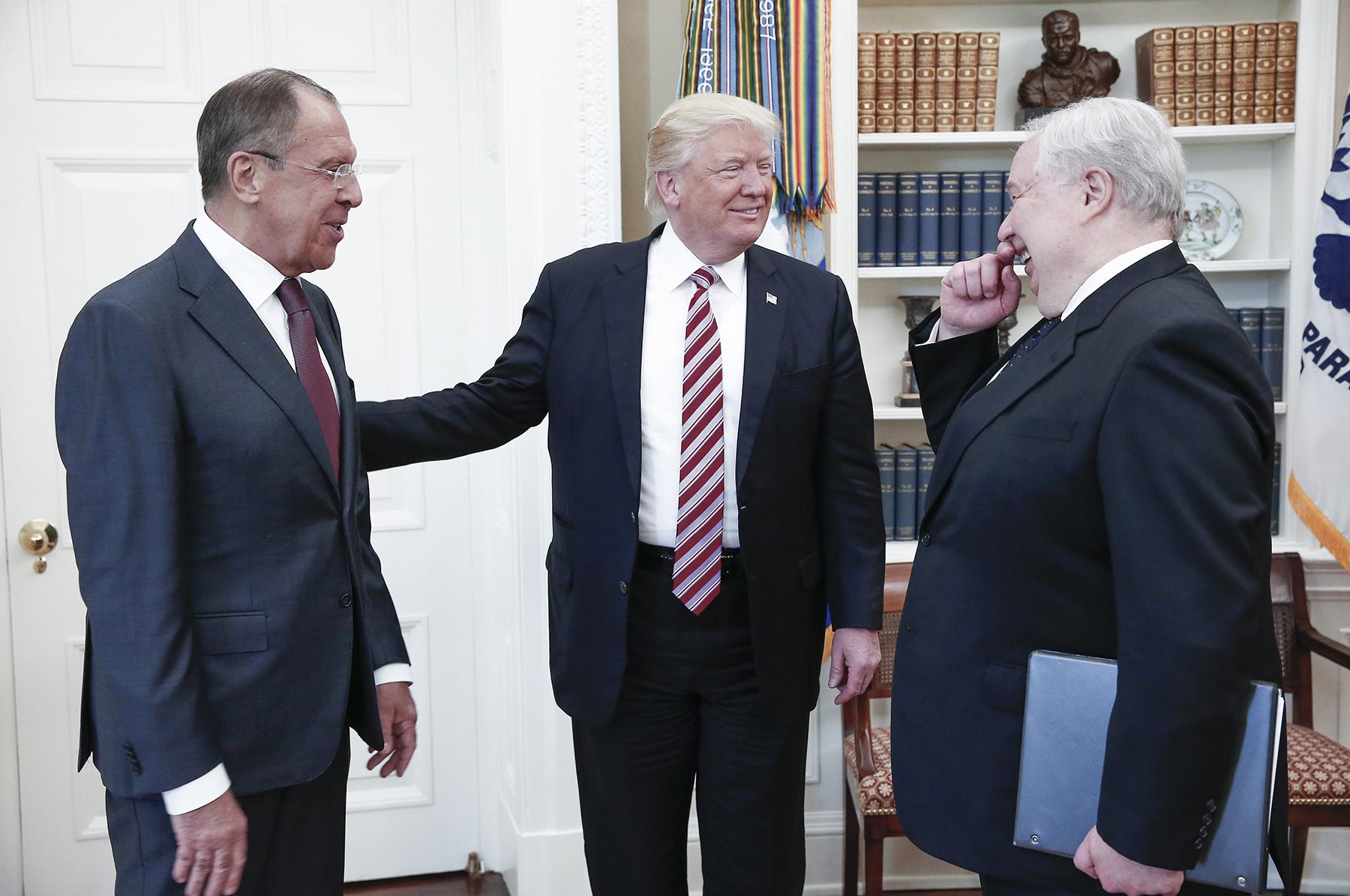 Rysslands utrikesminister Sergej Lavrov, Donald Trump, och ryske ambassadören Sergej Kislyak i Vita huset.