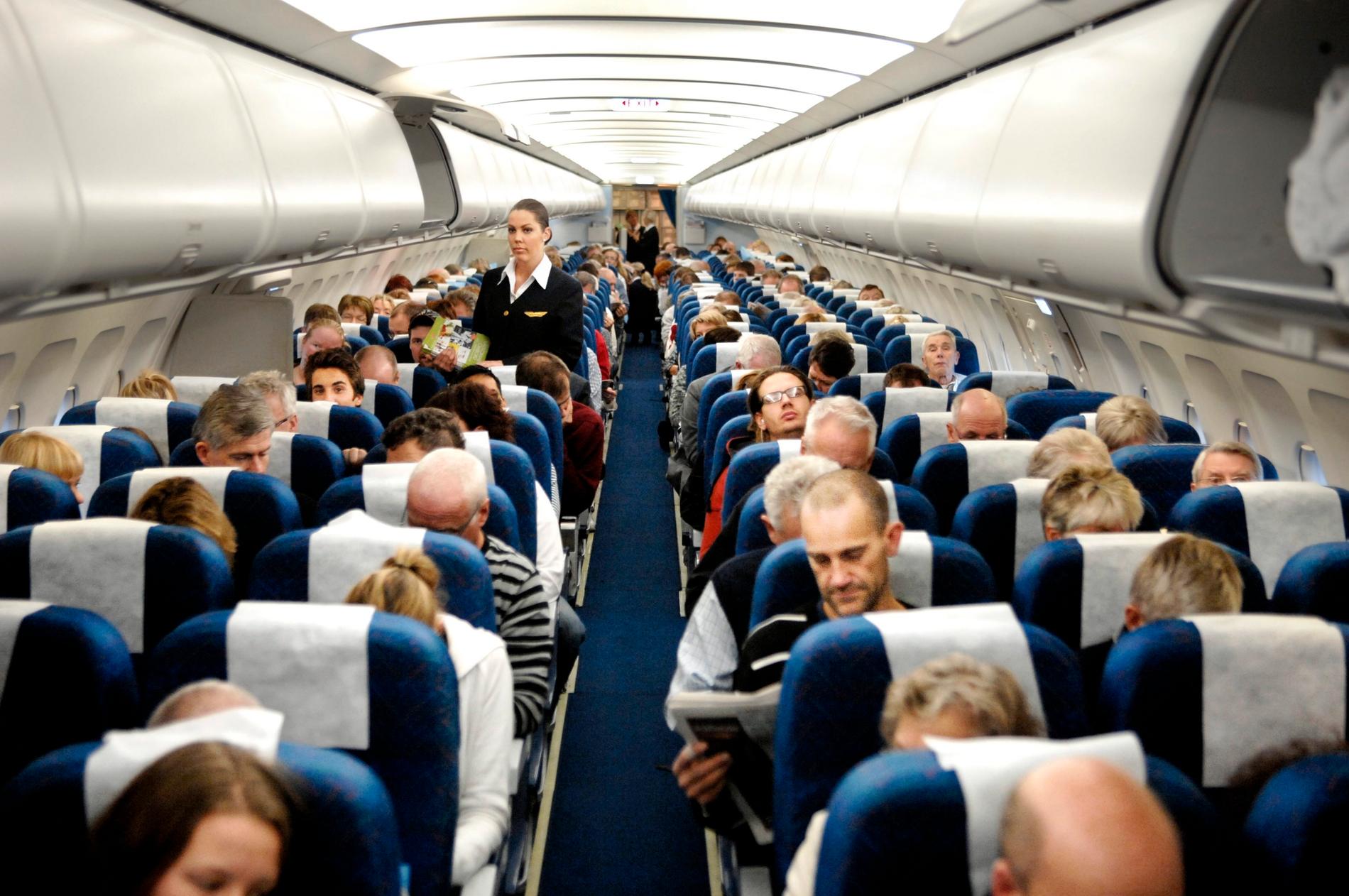 Resenärer ombord flygplan. Arkivbild. 