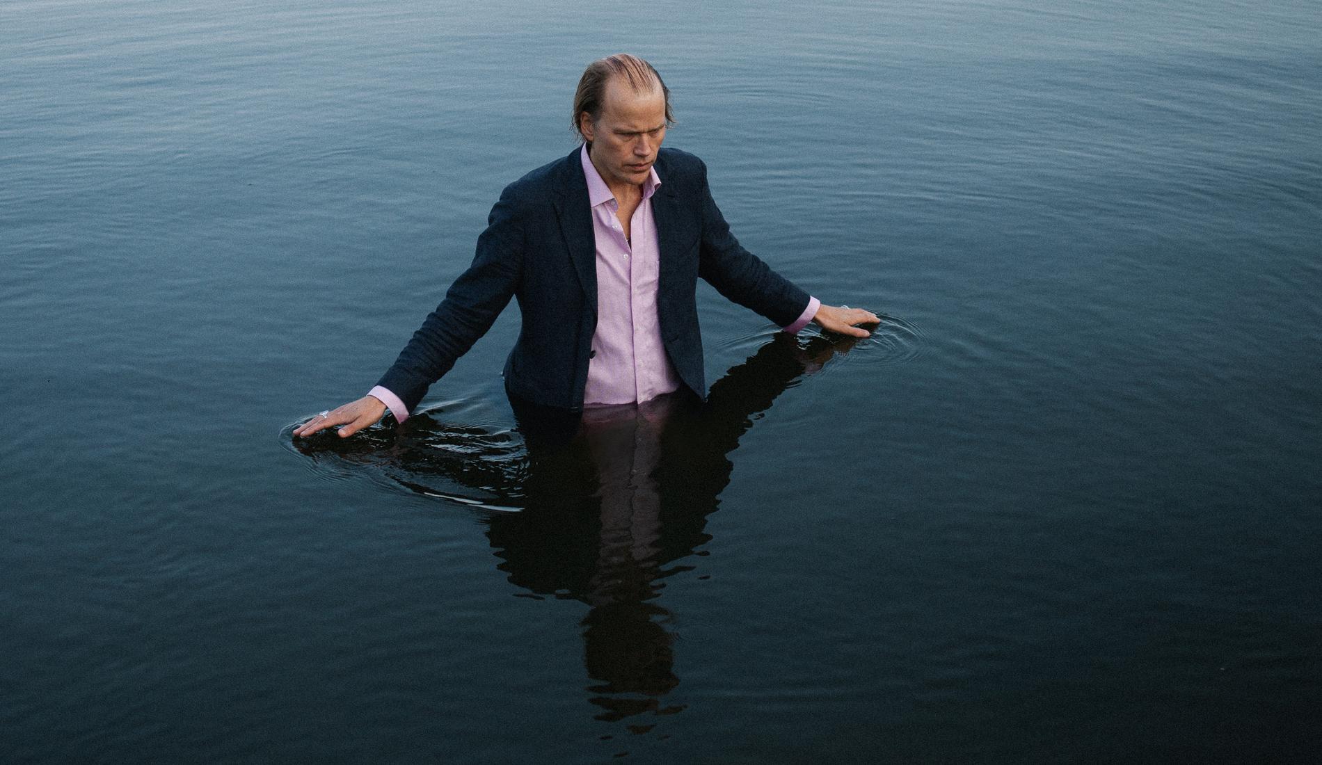 Det kan måhända se så ut men Christian Kjellvander sitter sannerligen inte i sjön med nya skivan.