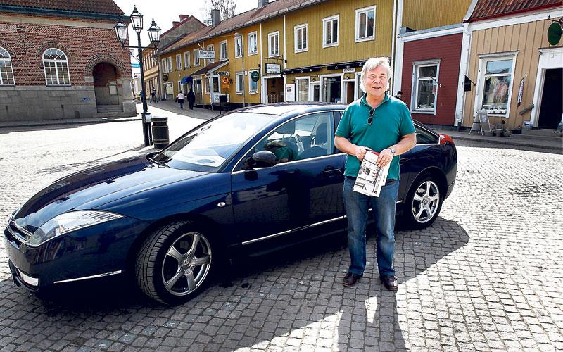 medvetet Författaren Jan Guillou fortsätter att parkera sin bil på Rådhustorget i hemkommunen Östhammar, trots förbudet. Det har lett till ett politiskt storbråk.