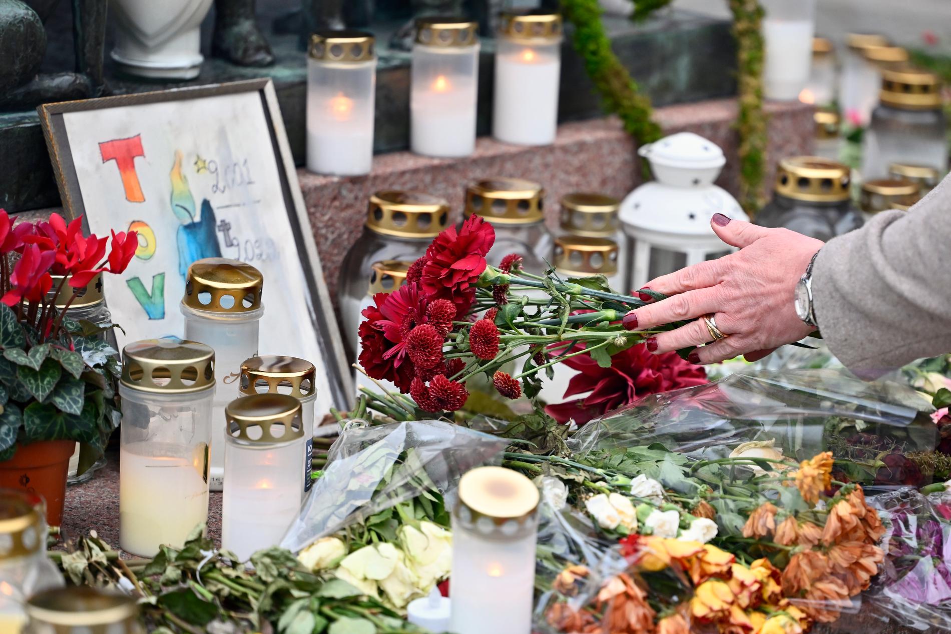 Blommor och ljus på Storgatan i Vetlanda, där en spontan minnesplats för 21-åriga Tove uppstod.