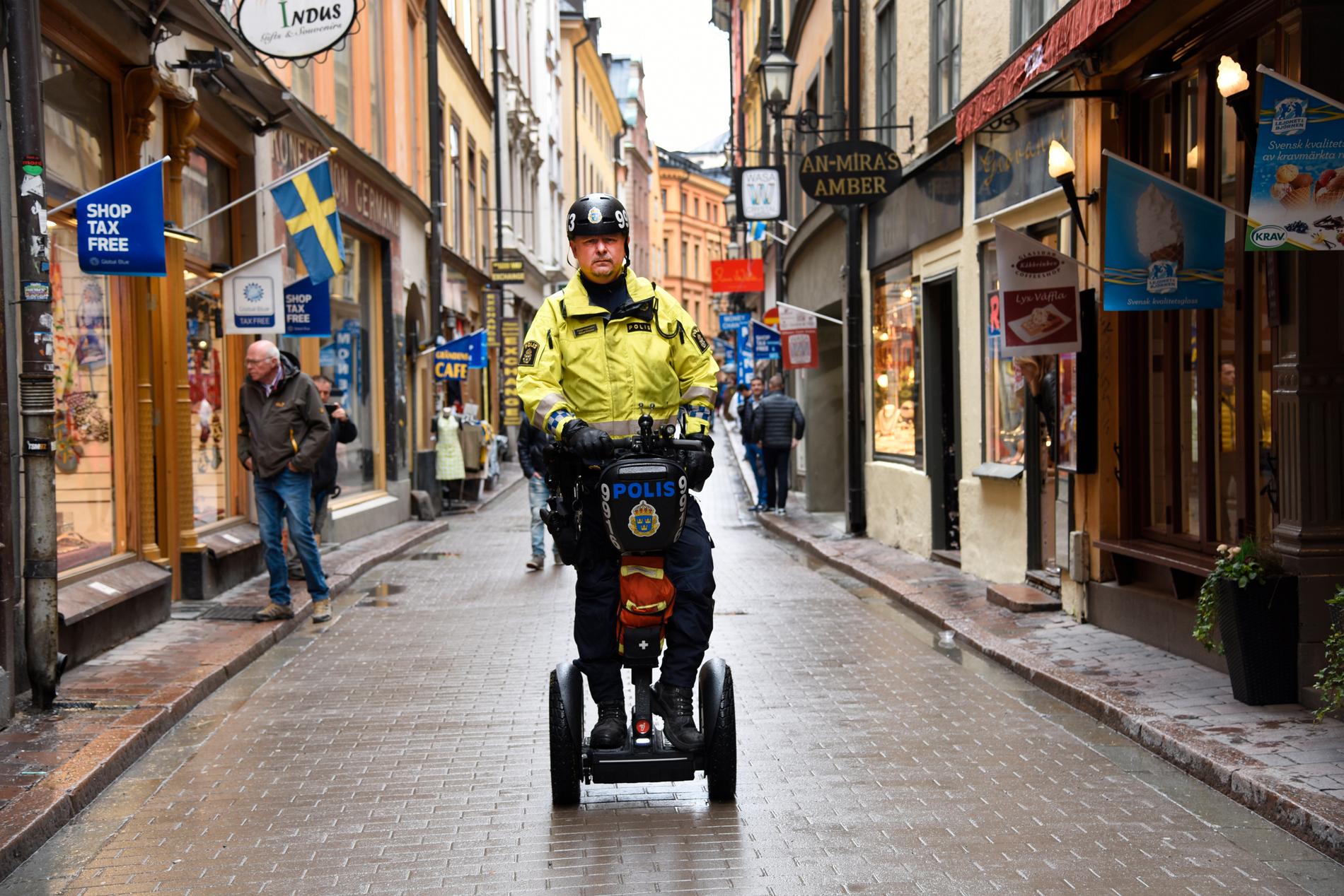 Mikael Ericson är polis på Södermalm i Stockholm. Hans arbetsfordon är en segway. Här rullar han fram i Gamla Stan.