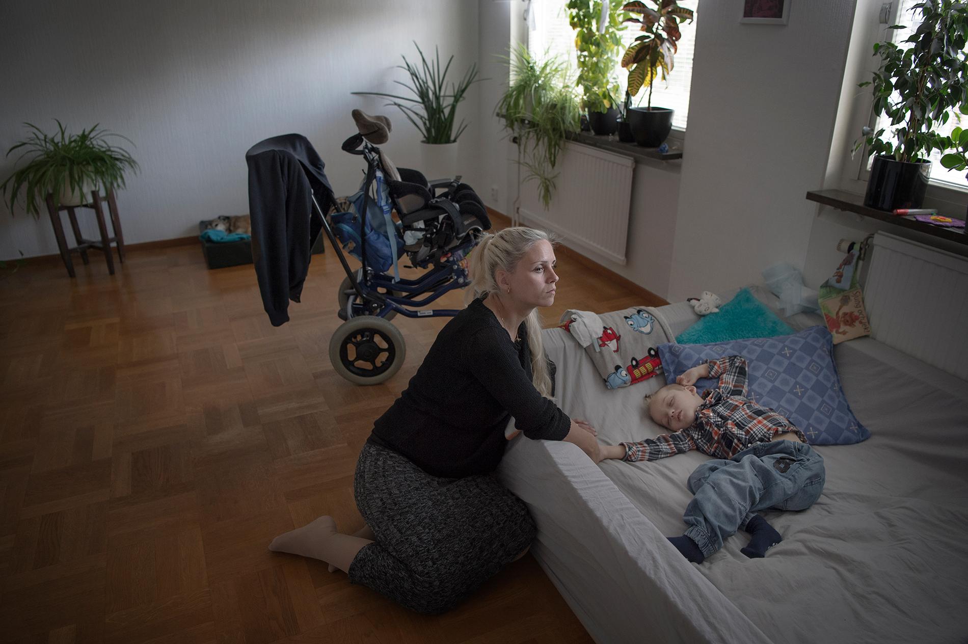 "Cimon är som en tvåmånaders bebis, han kan absolut ingenting", säger Lina Andersson. På dagarna ligger Cimon ofta i en bassäng av skumgummi på golvet i vardagsrummet.