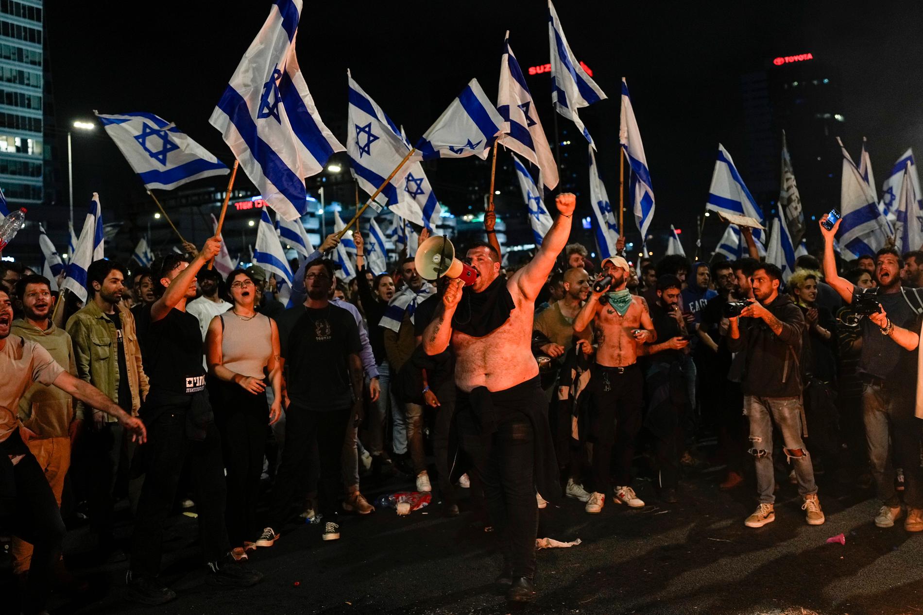Demonstranter blockerar en motorväg i Tel Aviv i protest mot att Netanyahu avskedat försvarsminister Yoav Galant, sedan denne protesterat mot den reform som föreslås av regeringen som skulle begränsa rättsväsendets makt i Israel.