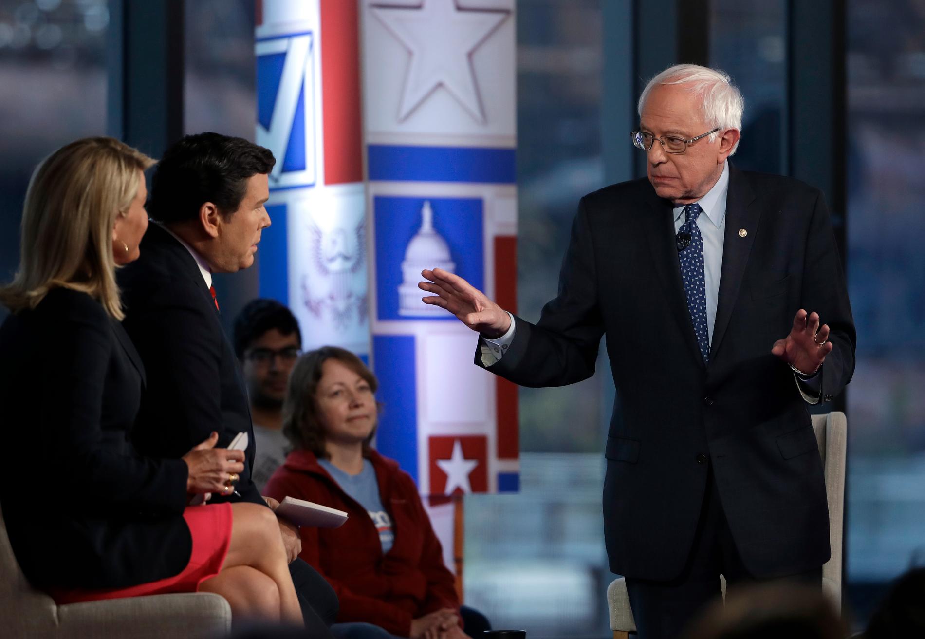 Bernie Sanders försvarar sina inkomster vid en tillställning som arrangerats av Fox News.