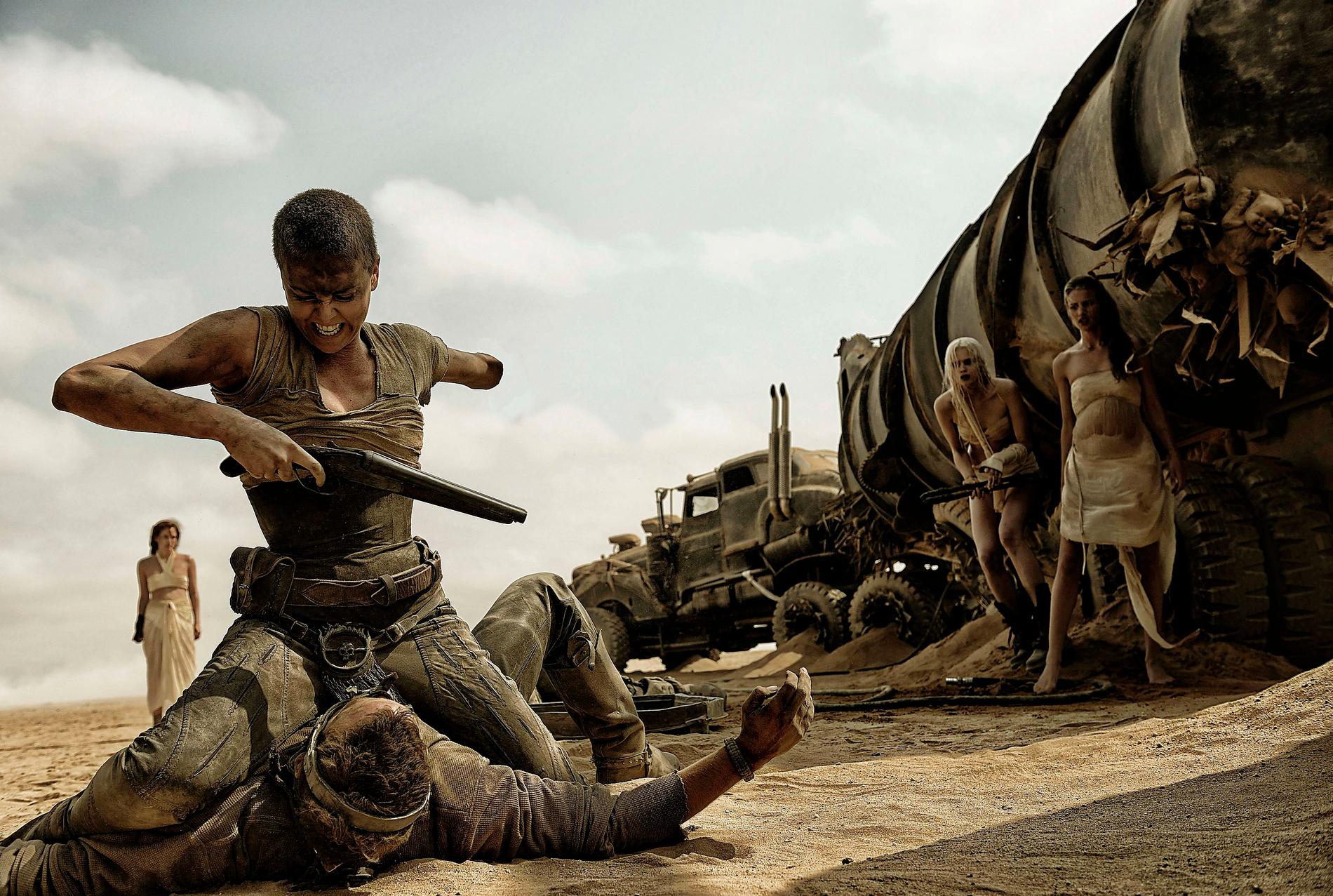 Charlize Theron spelar den stenhårda krigaren Furiosa i ”Mad Max: Fury Road”.