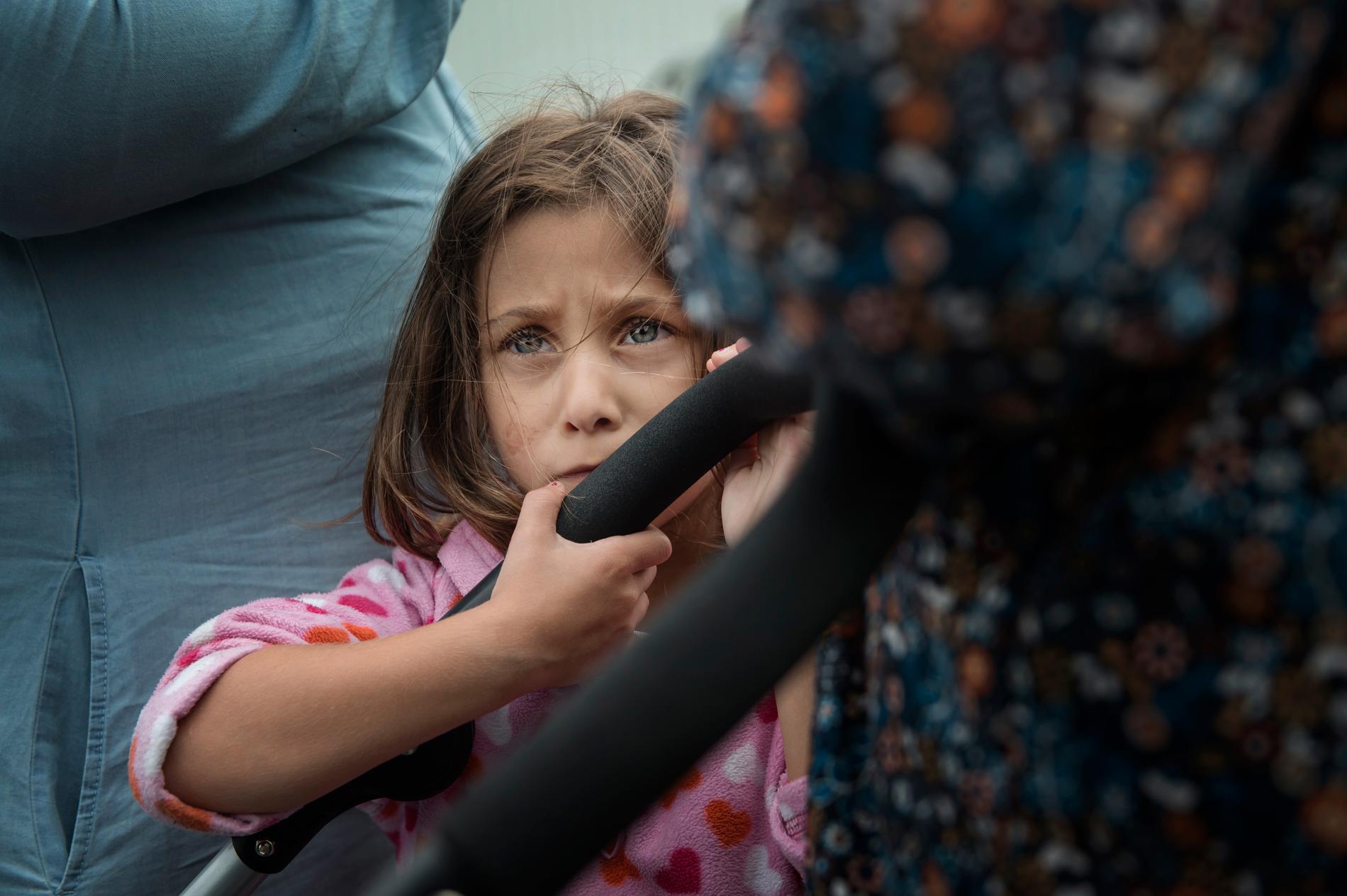 Sila, 4 år, från Syrien. Hennes pappa dödades i kriget i Aleppo, då flydde mamman med Sila och hennes två syskon på en liten båt över Medelhavet.
