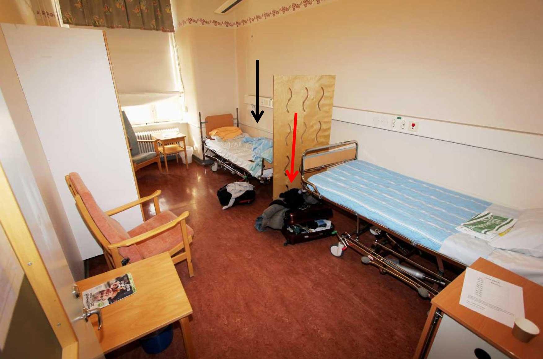 En man försökte strypa en annan patient på en psykiatrisk akutvårdsavdelning vid Sankt Görans sjukhus i Stockholm. Bilden visar den misstänktes rum. Svart pil markerar hans säng, röd pil markerar hans ryggsäck. Bilden kommer från polisens förundersökning.