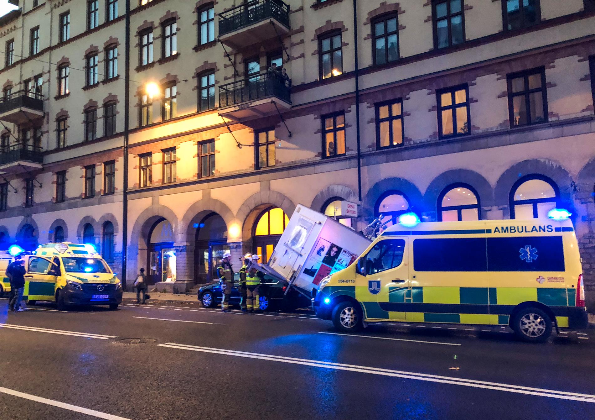 Tre personer har förts i ambulans till sjukhus sedan en bilist kört på flera andra bilar på Södermalm i Stockholm. Bilen kan även ha kört in i en husfasad, enligt polisen.