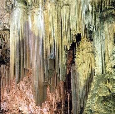 Nerja-grottorna är en av Spaniens största sevärdheter. Sala de Cataclismo, Katastrofsalen, är den mest spektakulära med en jättelik droppsten, 49 meter hög och 18 meter bred. I Sala de Cascada, Vattenfallssalen, ordnas ofta konserter.