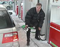 Bygg om din bil till etanolbil och du får en mer miljövänlig sådan. Här testar Aftonbladets reporter Sven-Anders Eriksson en etanolbil.