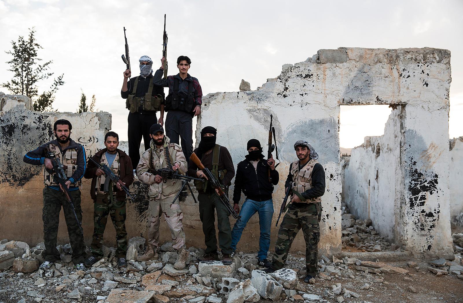 krigets brödraskap Solen går ner bakom de sönderskjutna husen. Kriget fortsätter.  Den här gruppen med FSA-soldater, som Hammarström och Falkehed levde med under sin vecka i Syrien, bevakar en av ingångarna till ett läger i Yabrud som erövrades i december 2011.