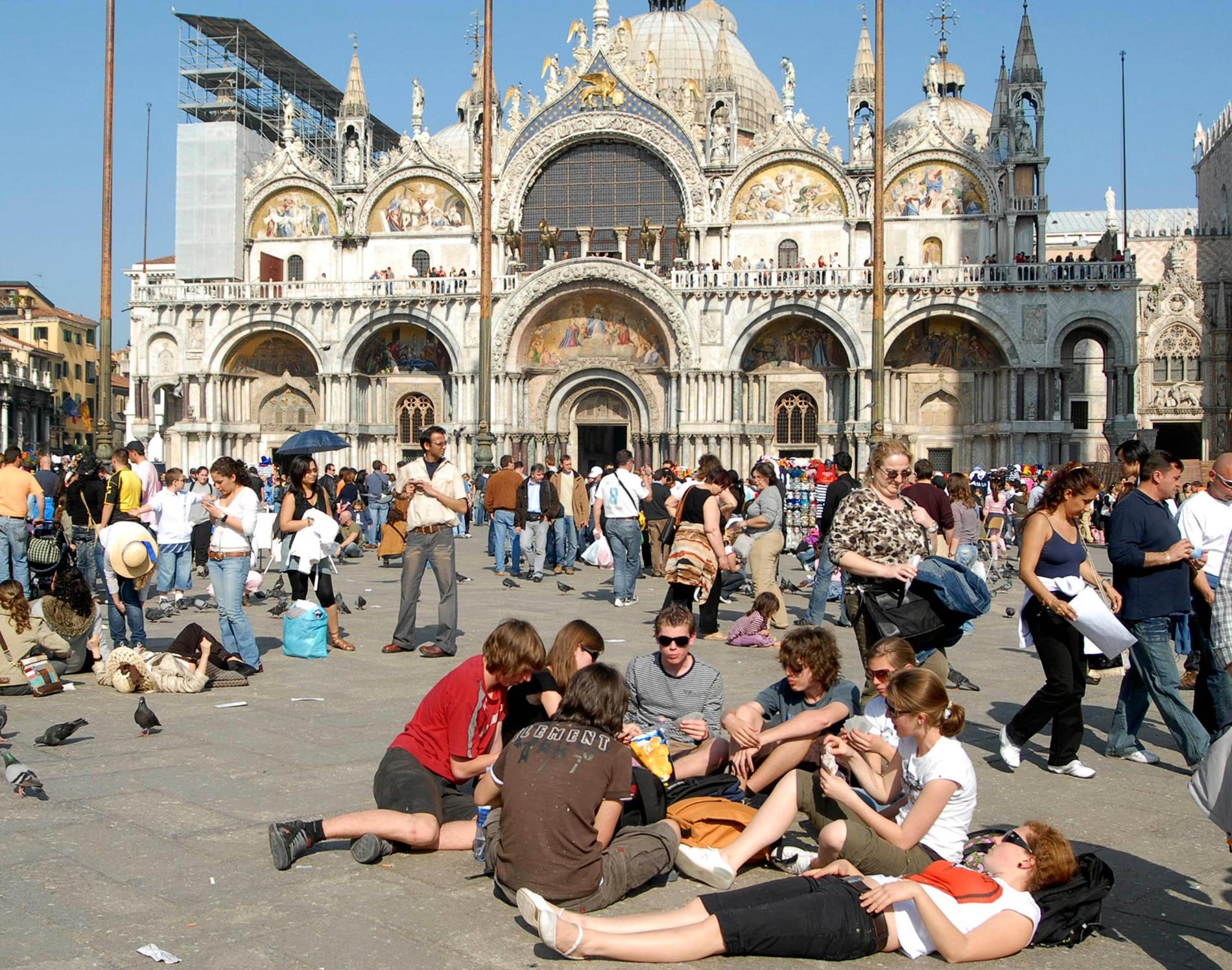 Nästan 60 000 besökare – om dagen. Det är dubbelt så mycket som Venedig tål, menar experter. Här turister på Markusplatsen.